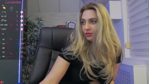 Snapshot of avablue_ chatting on 02-08-25, 10:18 online show from 02-08-25, 10:18