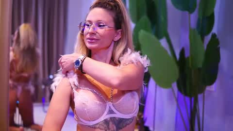 Snapshot of avamaddisson chatting on 10-12-25, 03:27 Ava online show from 10-12-25, 03:27