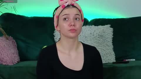 Snapshot of averywillow chatting on 09-30-25, 04:28 AveryWillow online show from 09-30-25, 04:28