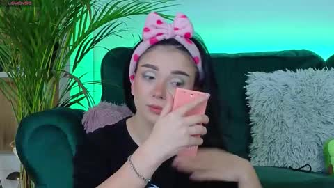 Snapshot of averywillow chatting on 10-10-25, 02:10 AveryWillow online show from 10-10-25, 02:10