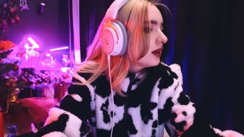 Avriel online show from 01-17-25, 01:57