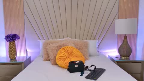 Snapshot of avril_evansgb chatting on 10-30-25, 12:50 Javier y Lorena online show from 10-30-25, 12:50