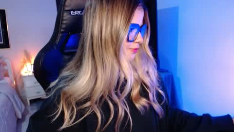 Avrill Morgan online show from 11-28-25, 01:47