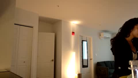 Snapshot of avvaiia chatting on 02-18-26, 07:54 Avaia online show from 02-18-26, 07:54