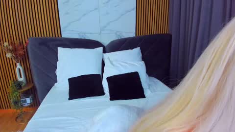 Ella online show from 02-10-25, 05:03