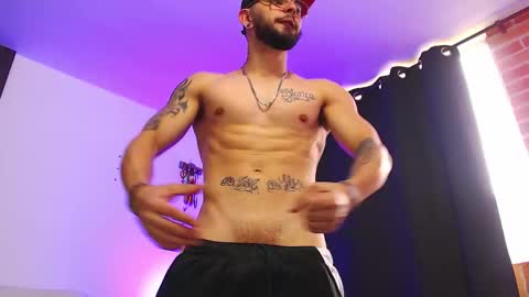 Snapshot of axel_7070 chatting on 11-23-25, 12:49 Independiente Model online show from 11-23-25, 12:49