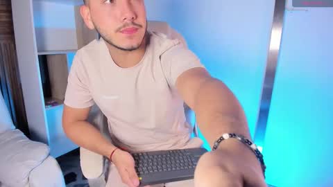 axel_grey_ online show from 09-26-25, 12:20