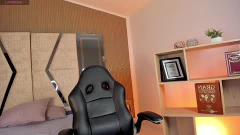 axel_grey_ online show from 04-13-26, 12:43