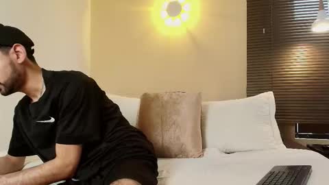 Snapshot of axel_moon_s chatting on 10-20-25, 06:52 Axel Moon online show from 10-20-25, 06:52