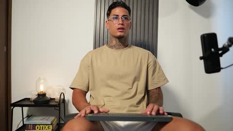 Agustin online show from 10-20-25, 08:53