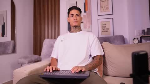 Agustin online show from 11-06-25, 03:57