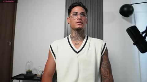 Agustin online show from 11-11-25, 07:14