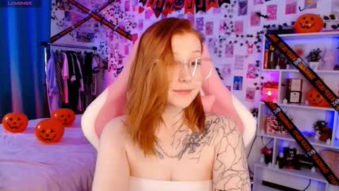 Snapshot of ayla_hill chatting on 10-21-25, 12:17 Ayla hill online show from 10-21-25, 12:17