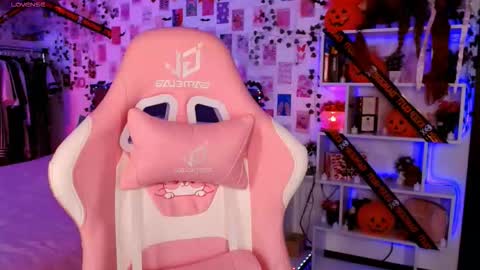 Snapshot of ayla_hill chatting on 10-28-25, 04:49 Ayla hill online show from 10-28-25, 04:49