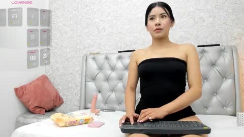 Snapshot of aylin_parker16 chatting on 03-12-26, 11:27 Aylin online show from 03-12-26, 11:27