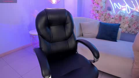 Snapshot of ayshelbrown chatting on 10-10-25, 04:11 Ayshel online show from 10-10-25, 04:11