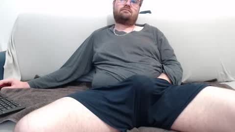 Snapshot of azer912 chatting on 10-05-25, 08:23 Azer online show from 10-05-25, 08:23