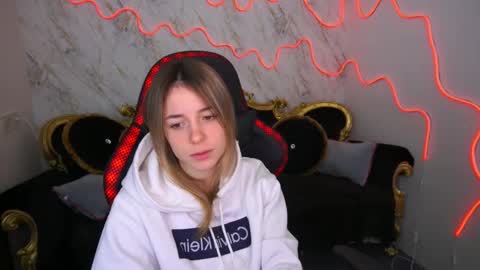 Snapshot of babe_dollie chatting on 02-11-25, 08:37 Babe online show from 02-11-25, 08:37