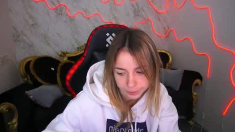 Snapshot of babe_dollie chatting on 02-11-25, 11:43 Babe online show from 02-11-25, 11:43