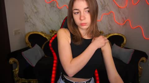 Snapshot of babe_dollie chatting on 02-19-25, 07:06 Babe online show from 02-19-25, 07:06
