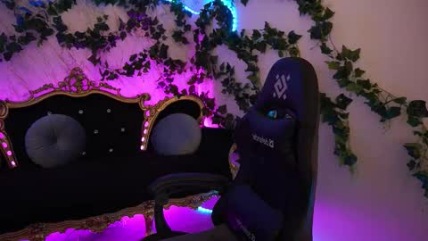 Snapshot of babe_dollie chatting on 10-24-25, 08:00 Babe online show from 10-24-25, 08:00