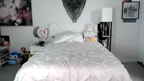 Snapshot of babyempathy chatting on 10-15-25, 09:37 akira online show from 10-15-25, 09:37