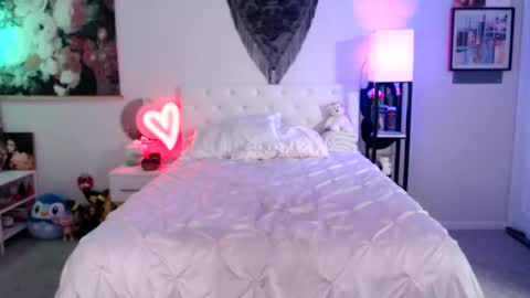 Snapshot of babyempathy chatting on 11-18-25, 06:18 akira online show from 11-18-25, 06:18