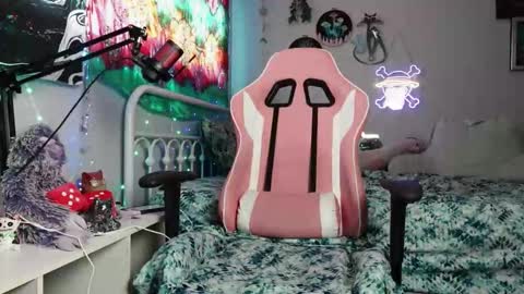 Snapshot of baebaebluexxx chatting on 10-13-25, 09:04 Bae Bae Blue online show from 10-13-25, 09:04