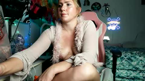 Snapshot of baebaebluexxx chatting on 10-29-25, 12:57 Bae Bae Blue online show from 10-29-25, 12:57