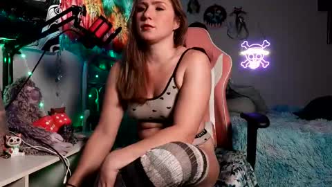 Snapshot of baebaebluexxx chatting on 12-18-25, 08:04 Bae Bae Blue online show from 12-18-25, 08:04