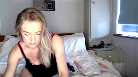 Snapshot of bambina_valentina chatting on 12-15-24, 01:00 Totty Nutty online show from 12-15-24, 01:00