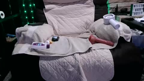 Snapshot of banjoey48 chatting on 12-15-24, 07:35 BANJOEY online show from 12-15-24, 07:35