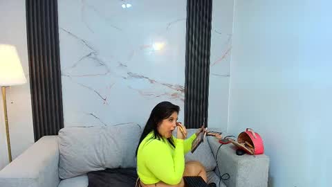 Snapshot of barbaraferrer69 chatting on 12-17-25, 07:53 BARBARA FERRER online show from 12-17-25, 07:53