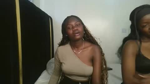 Snapshot of barbie_queen2 chatting on 10-12-25, 01:10 queen online show from 10-12-25, 01:10