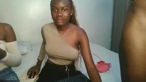 Snapshot of barbie_queen2 chatting on 10-19-25, 05:35 queen online show from 10-19-25, 05:35