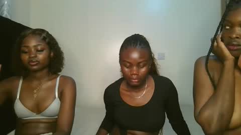 Snapshot of barbie_queen2 chatting on 10-20-25, 08:09 queen online show from 10-20-25, 08:09