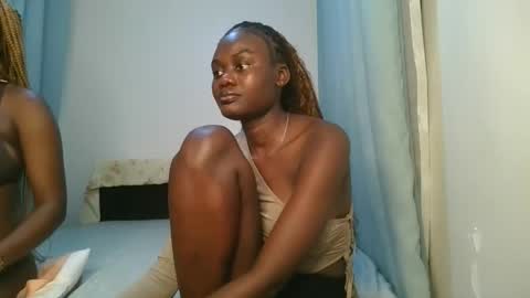 Snapshot of barbie_queen2 chatting on 10-28-25, 10:45 queen online show from 10-28-25, 10:45