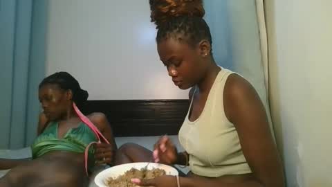 Snapshot of barbie_queen2 chatting on 10-31-25, 11:39 queen online show from 10-31-25, 11:39