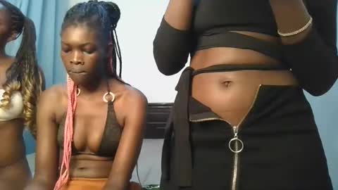 Snapshot of barbie_queen2 chatting on 11-08-25, 10:30 queen online show from 11-08-25, 10:30