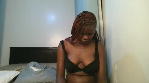 Snapshot of barbie_queen2 chatting on 11-12-25, 01:17 queen online show from 11-12-25, 01:17