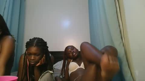 Snapshot of barbie_queen2 chatting on 11-14-25, 01:37 queen online show from 11-14-25, 01:37