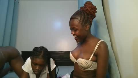 Snapshot of barbie_queen2 chatting on 11-21-25, 11:47 queen online show from 11-21-25, 11:47