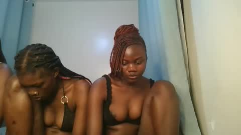 Snapshot of barbie_queen2 chatting on 11-25-25, 01:27 queen online show from 11-25-25, 01:27