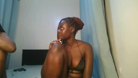 Snapshot of barbie_queen2 chatting on 11-26-25, 01:39 queen online show from 11-26-25, 01:39