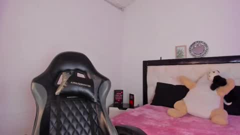 Snapshot of barbieteeen chatting on 11-23-25, 05:57 Barbie... online show from 11-23-25, 05:57