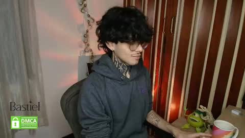 Snapshot of bastiel_ chatting on 09-19-25, 02:46 Bastiel online show from 09-19-25, 02:46
