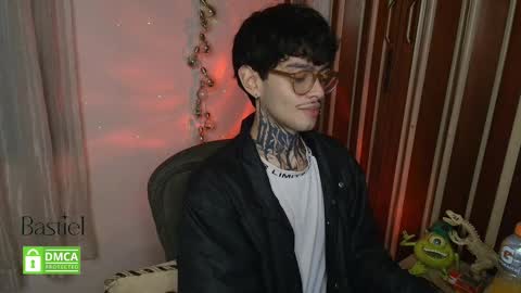 Snapshot of bastiel_ chatting on 10-19-25, 12:33 Bastiel online show from 10-19-25, 12:33