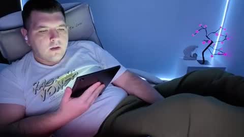 Snapshot of basystem8 chatting on 12-19-25, 04:30 BASY online show from 12-19-25, 04:30