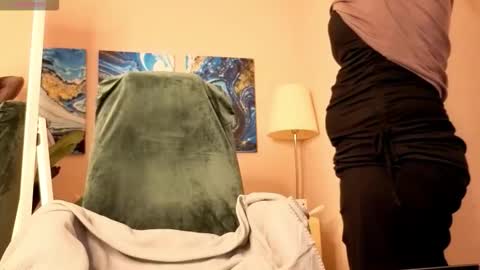 Snapshot of battymoll chatting on 10-22-25, 03:23 battymoll online show from 10-22-25, 03:23