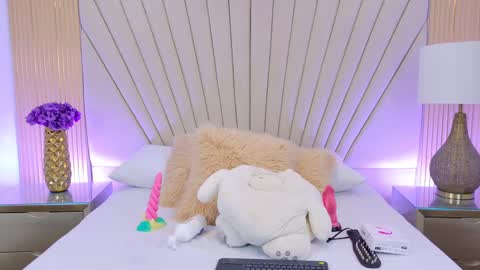 Laura Tobon online show from 09-30-25, 08:47